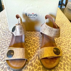 Taos Sandals Carousel 2 Champagne Croc Embossed size EU40 US 9-9.5